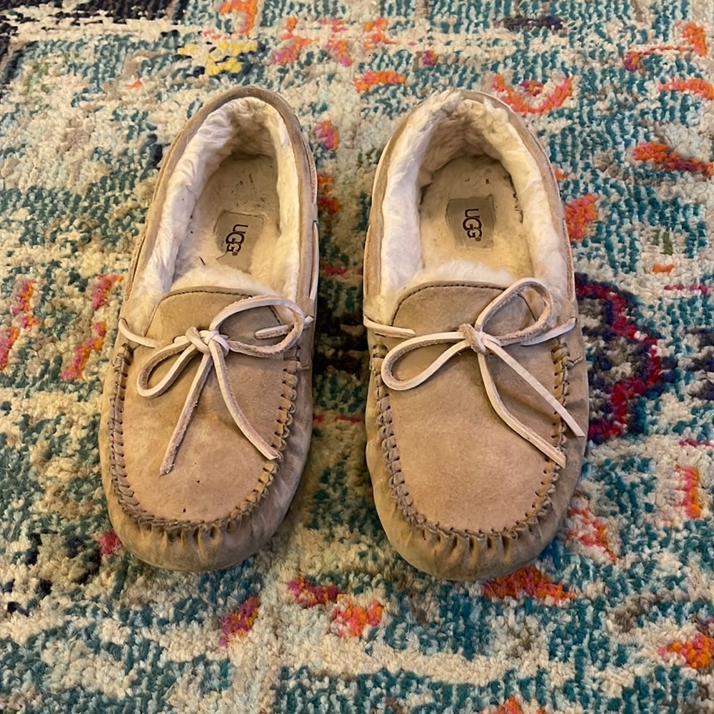 UGG ‘Dakota’ SLIPPERS (TAN)